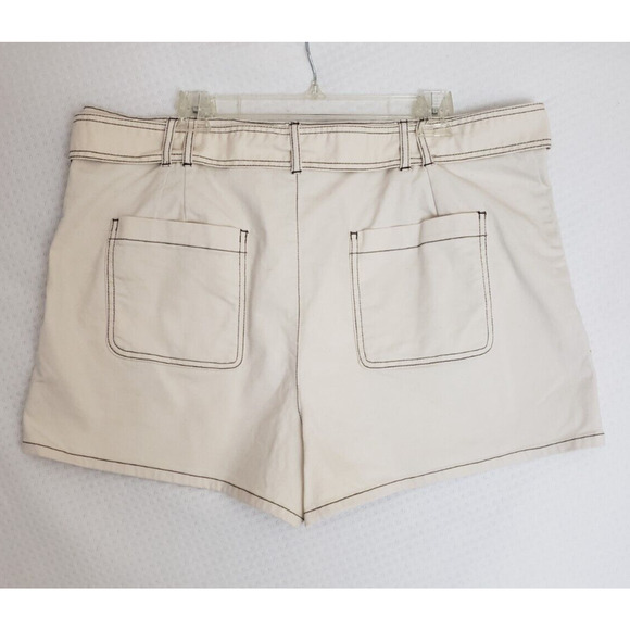 Nordstrom BP Women's High Waisted Ivory with Contrast Seaming Belted Shorts. 1X - Picture 3 of 12